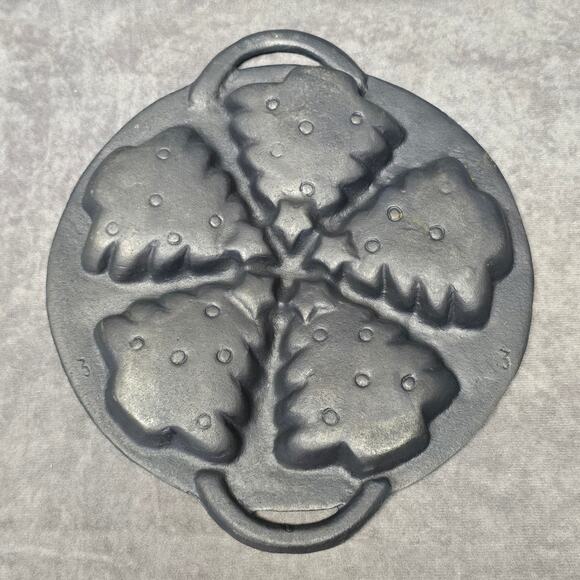 Vintage Cast Iron Christmas Tree Round 10" Baking Mold Cooking Crafting Holiday - Picture 4 of 8